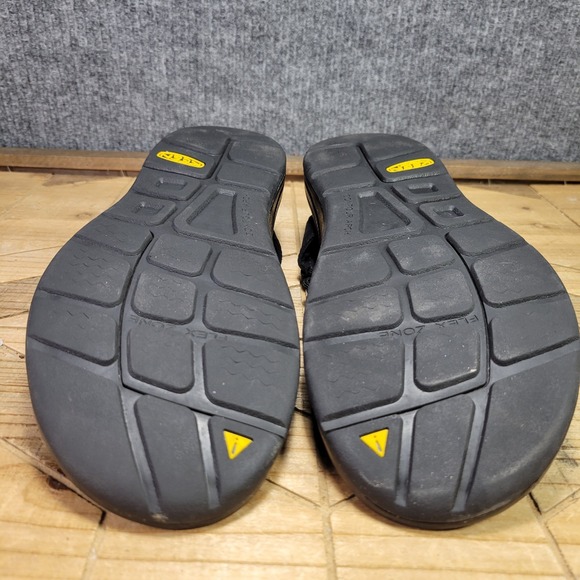 Keen UNEEK Sandal Men's Size 8.5 Black Water River Hiking Magnet Outdoor Sandals - Picture 9 of 13